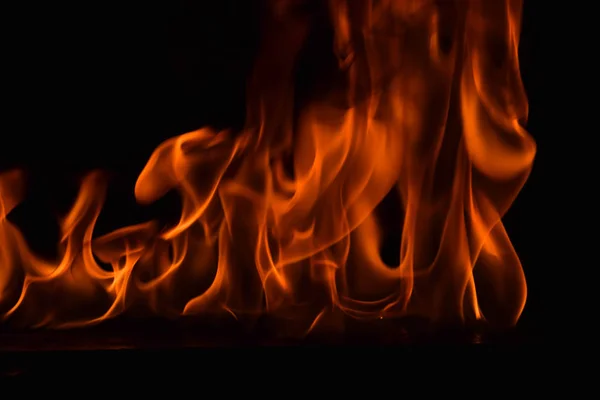 Hermosas llamas de fuego sobre fondo negro . — Foto de Stock