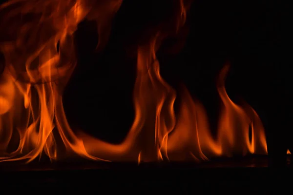 Belle fiamme di fuoco su sfondo nero . — Foto Stock