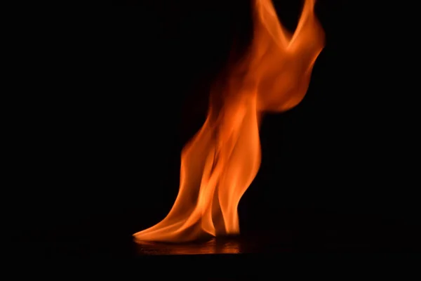 Hermosas llamas de fuego sobre fondo negro . —  Fotos de Stock