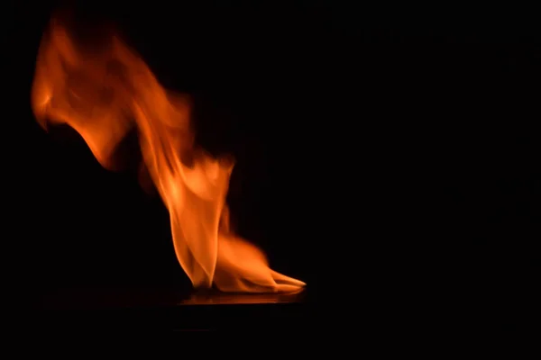 Hermosas llamas de fuego sobre fondo negro . — Foto de Stock