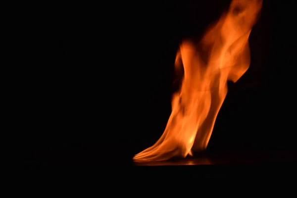 Hermosas llamas de fuego sobre fondo negro . — Foto de Stock