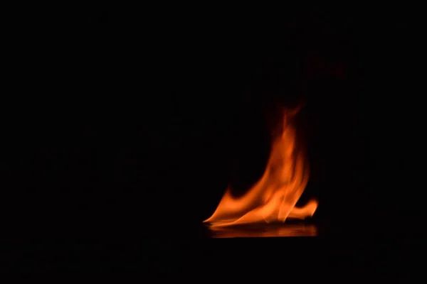 Hermosas llamas de fuego sobre fondo negro . — Foto de Stock