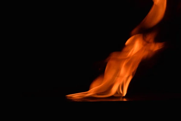 Красиве полум'я вогню на чорному тлі . — стокове фото