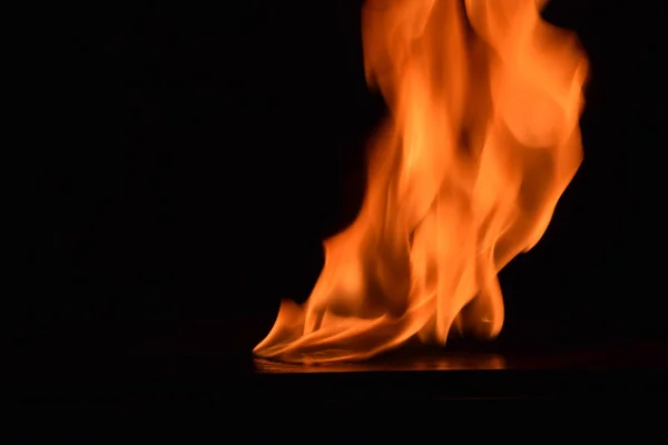 Schöne Feuerflammen auf schwarzem Hintergrund. — Stockfoto