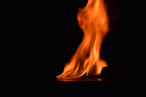 Schöne Feuerflammen auf schwarzem Hintergrund. — Stockfoto