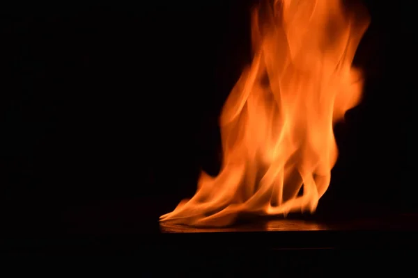 Hermosas llamas de fuego sobre fondo negro . — Foto de Stock