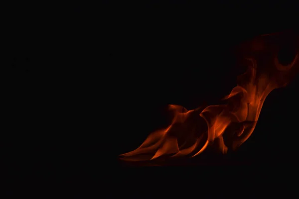 Hermosas llamas de fuego sobre fondo negro . —  Fotos de Stock