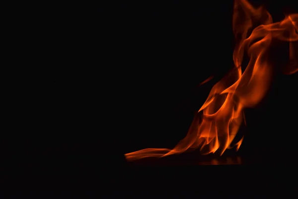 Schöne Feuerflammen auf schwarzem Hintergrund. — Stockfoto