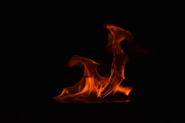 Hermosas llamas de fuego sobre fondo negro . —  Fotos de Stock