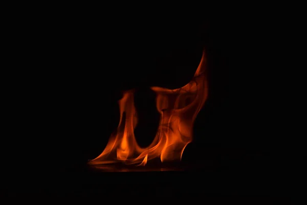 Schöne Feuerflammen auf schwarzem Hintergrund. — Stockfoto