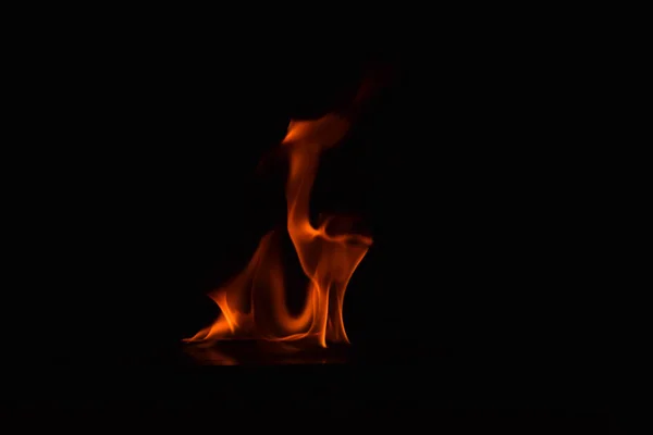 Hermosas llamas de fuego sobre fondo negro . — Foto de Stock