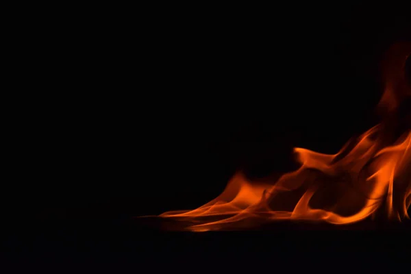 Hermosas llamas de fuego sobre fondo negro . — Foto de Stock