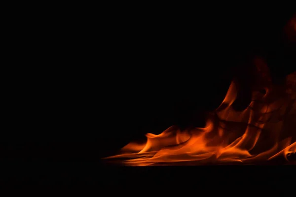 Schöne Feuerflammen auf schwarzem Hintergrund. — Stockfoto