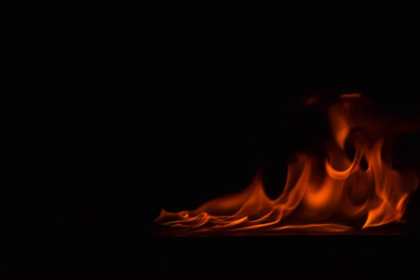 Schöne Feuerflammen auf schwarzem Hintergrund. — Stockfoto