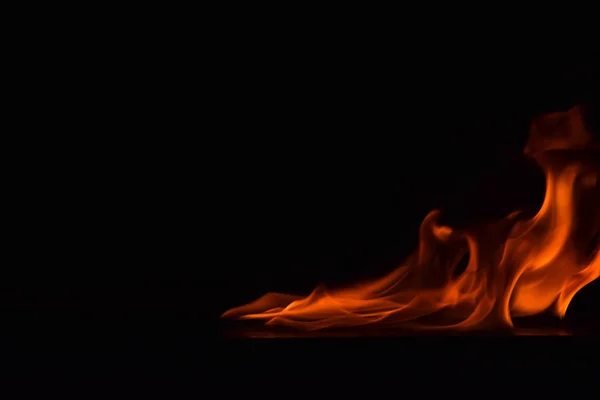 Mooie brand vlammen op zwarte achtergrond. — Stockfoto