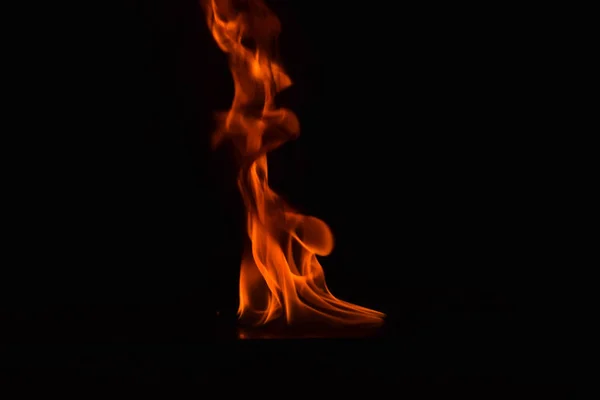 Hermosas llamas de fuego sobre fondo negro . —  Fotos de Stock