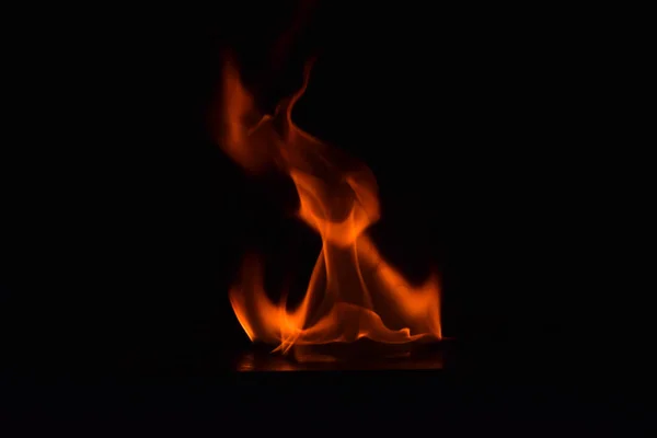 Schöne Feuerflammen auf schwarzem Hintergrund. — Stockfoto