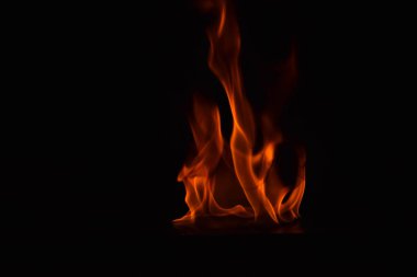 Güzel ateş alevler siyah arka plan üzerine.