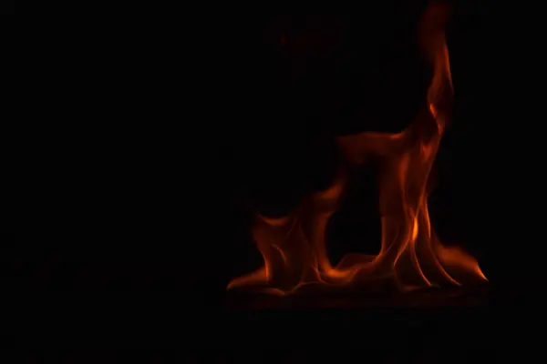 Hermosas llamas de fuego sobre fondo negro . — Foto de Stock