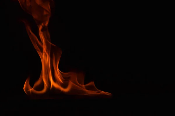 Schöne Feuerflammen auf schwarzem Hintergrund. — Stockfoto