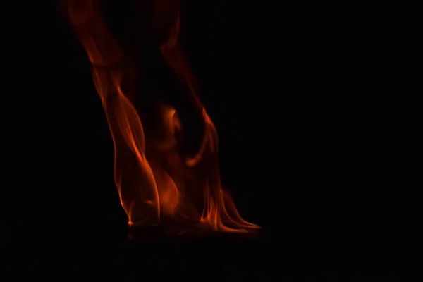 Hermosas llamas de fuego sobre fondo negro . — Foto de Stock