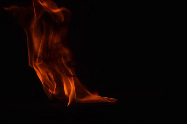 Schöne Feuerflammen auf schwarzem Hintergrund. — Stockfoto