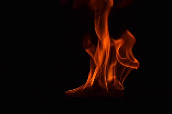 Красиве полум'я вогню на чорному тлі . — стокове фото