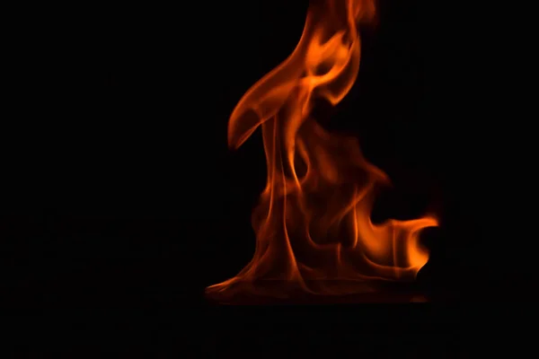 Schöne Feuerflammen auf schwarzem Hintergrund. — Stockfoto