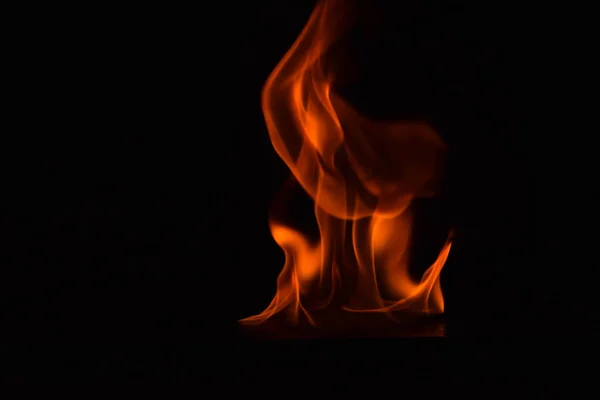 Hermosas llamas de fuego sobre fondo negro . — Foto de Stock