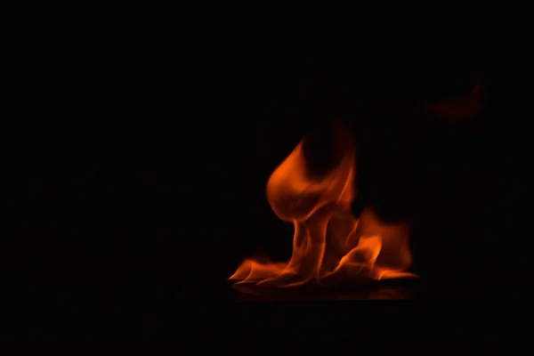 Schöne Feuerflammen auf schwarzem Hintergrund. — Stockfoto