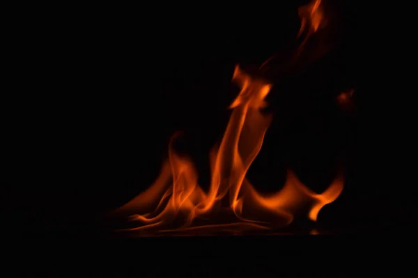Belles flammes de feu sur fond noir . — Photo