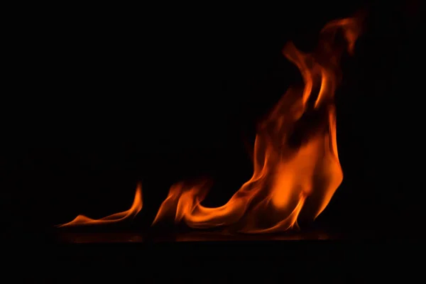 Schöne Feuerflammen auf schwarzem Hintergrund. — Stockfoto