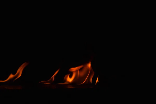 Belle fiamme di fuoco su sfondo nero . — Foto Stock