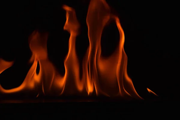 Hermosas llamas de fuego sobre fondo negro . —  Fotos de Stock