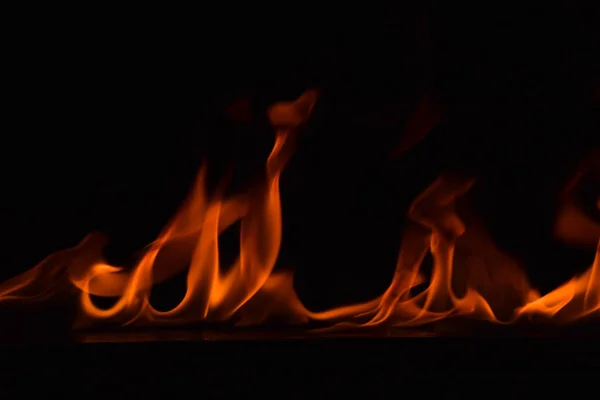 Hermosas llamas de fuego sobre fondo negro . — Foto de Stock