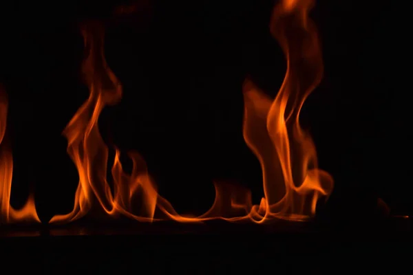 Hermosas llamas de fuego sobre fondo negro . —  Fotos de Stock