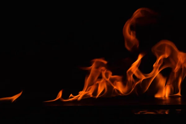 Hermosas llamas de fuego sobre fondo negro . — Foto de Stock