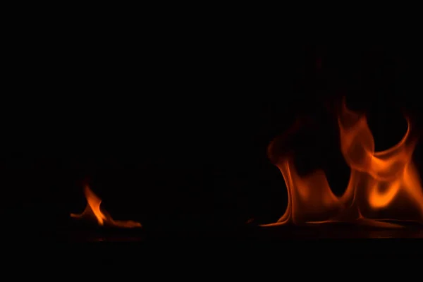 Hermosas llamas de fuego sobre fondo negro . —  Fotos de Stock