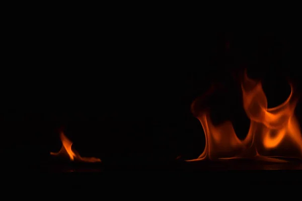 Schöne Feuerflammen auf schwarzem Hintergrund. — Stockfoto