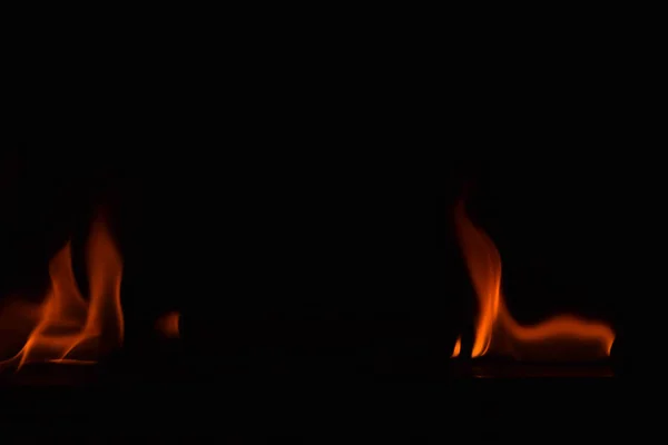 Belles flammes de feu sur fond noir . — Photo