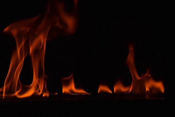 Hermosas llamas de fuego sobre fondo negro . — Foto de Stock