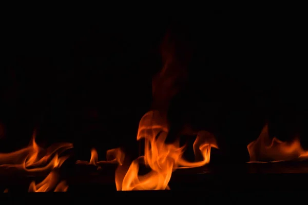 Belle fiamme di fuoco su sfondo nero . — Foto Stock