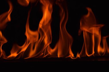 Güzel ateş alevler siyah arka plan üzerine.