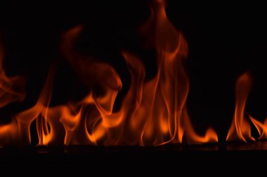 Güzel ateş alevler siyah arka plan üzerine.