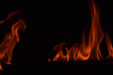 Güzel ateş alevler siyah arka plan üzerine.