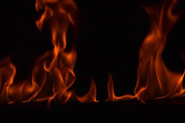 Güzel ateş alevler siyah arka plan üzerine.