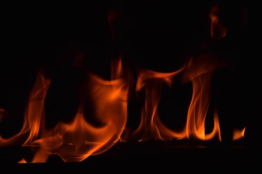 Güzel ateş alevler siyah arka plan üzerine.