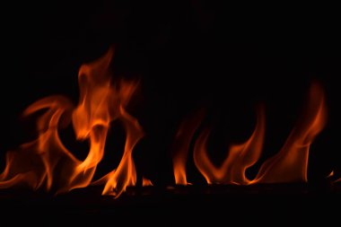 Güzel ateş alevler siyah arka plan üzerine.