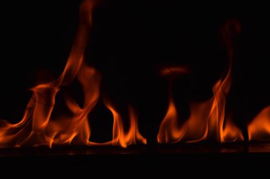 Güzel ateş alevler siyah arka plan üzerine.