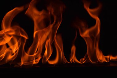 Güzel ateş alevler siyah arka plan üzerine.